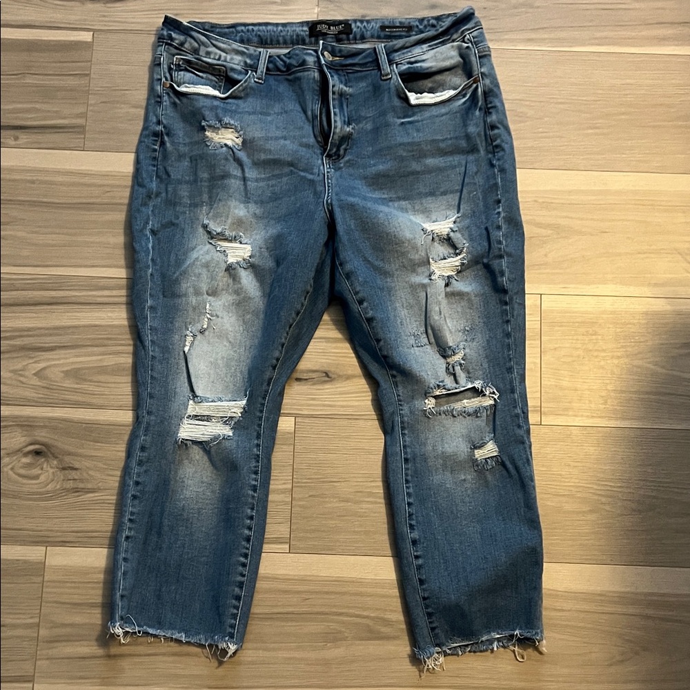 Judy Blue Distressed Boyfriend Jeans in Blue